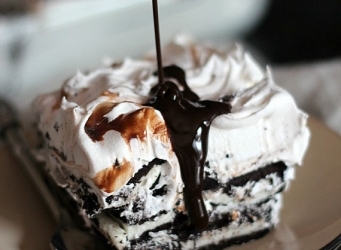 Oreo Icebox Cake ~ A simple 3 ingredient dessert that everyone will love! www.cookiesandcups.com