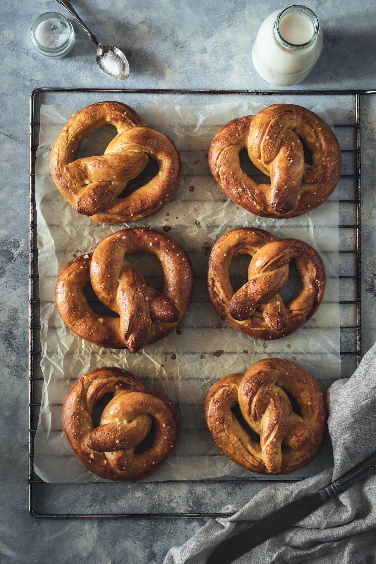 6 pretzels on a cooling rack.