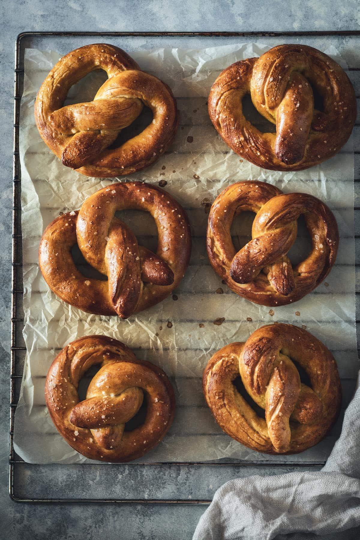 6 salted pretzels on a cooling rack.