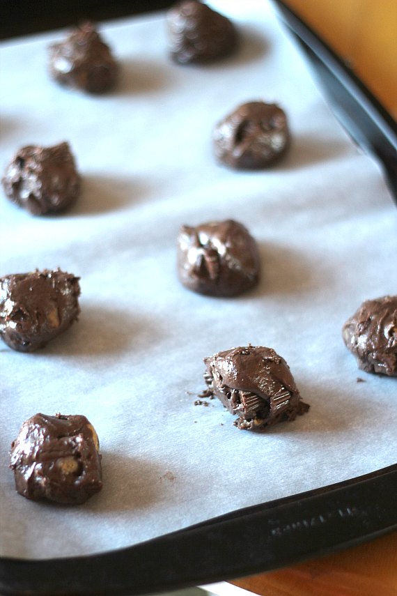 Peanut Butter Cup Chocolate Cake Mix Cookies | Easy Chocolate Dessert