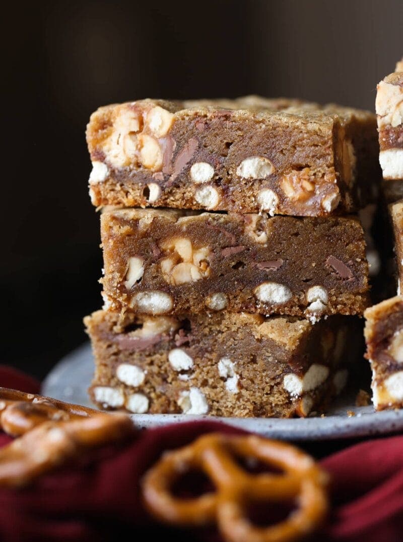 pretzel bottom snickers blondies