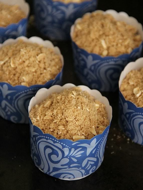 Crumb-topped Gooey Cinnamin Muffins in muffin cups
