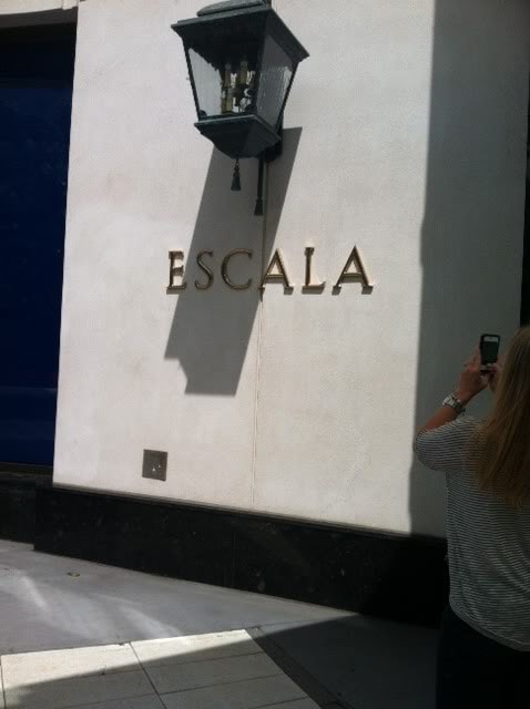 The word Escala on the side of a white building