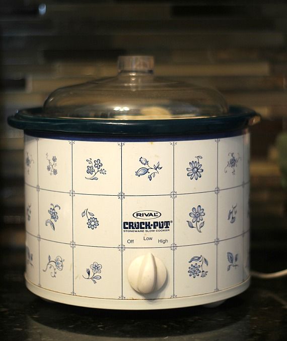 A crockpot with the lid on.