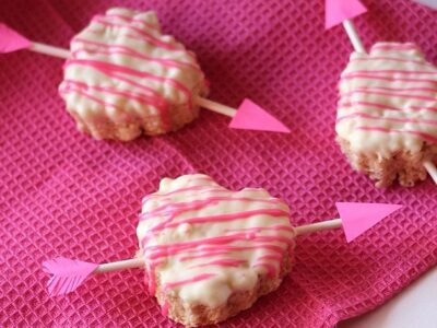 Valentine's Heart Krispie Treats | Cookies and Cups