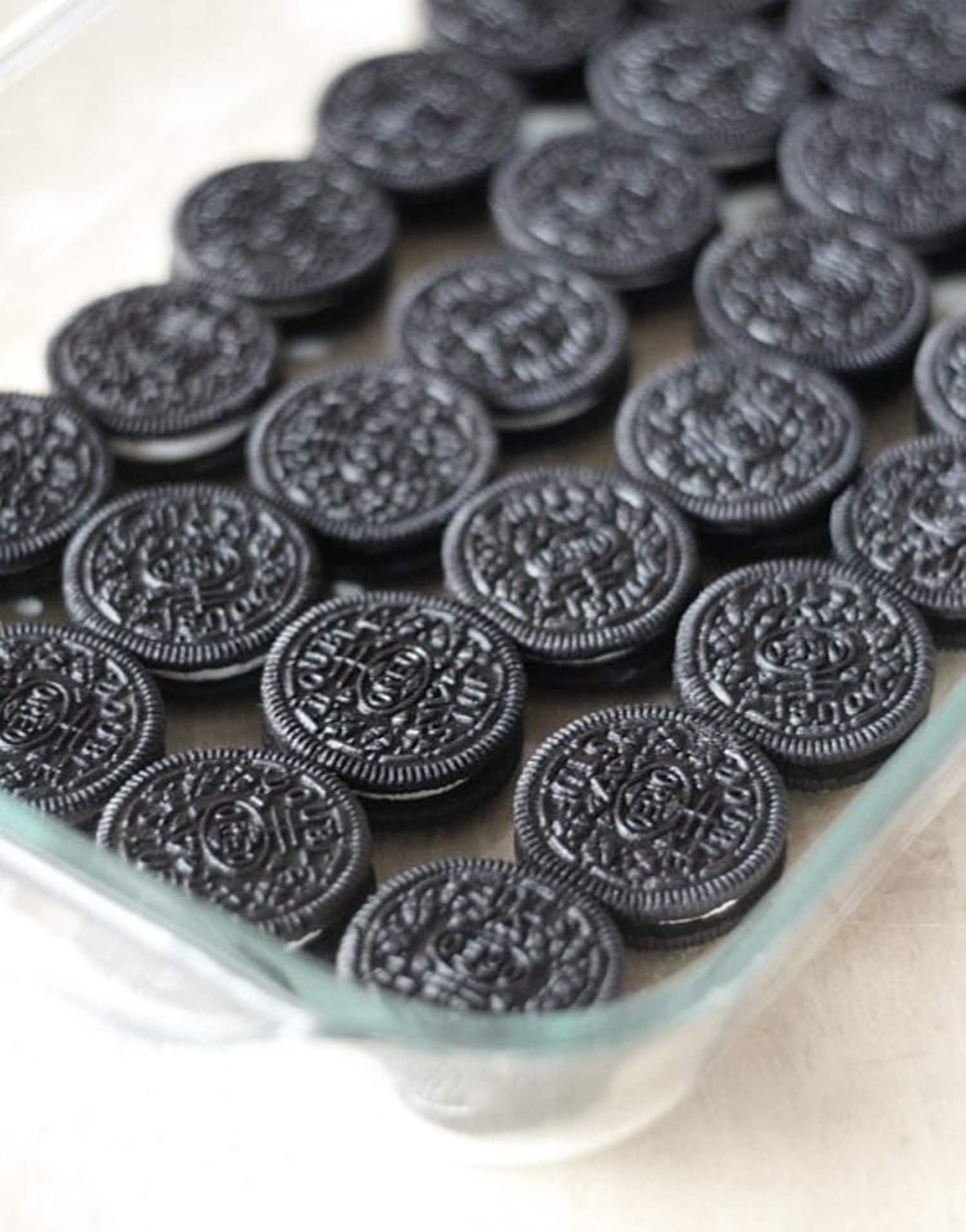 Oreo cookies in a single layer in a 9x13 clear glass dish