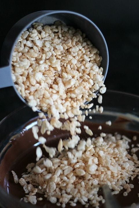 Picture of pouring Rice Krispie cereal