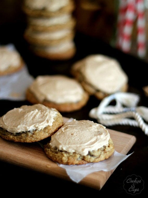 Oatmeal Chocolate Chunk Cookies with Cinnamon Buttercream | Cookies and Cups