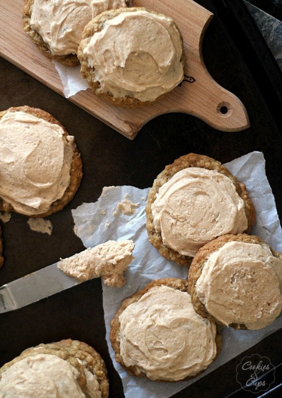 Oatmeal Chocolate Chunk Cookies with Cinnamon Buttercream | Cookies and Cups