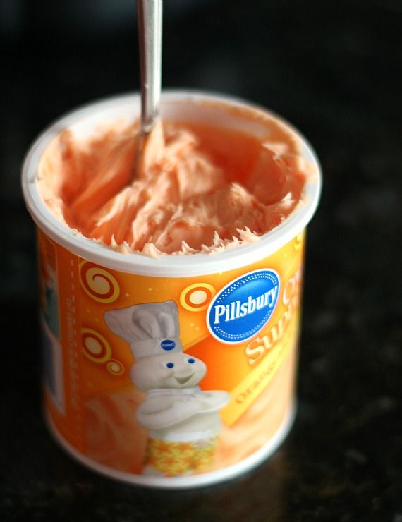 An open tub of Pillsbury Orangesicle frosting
