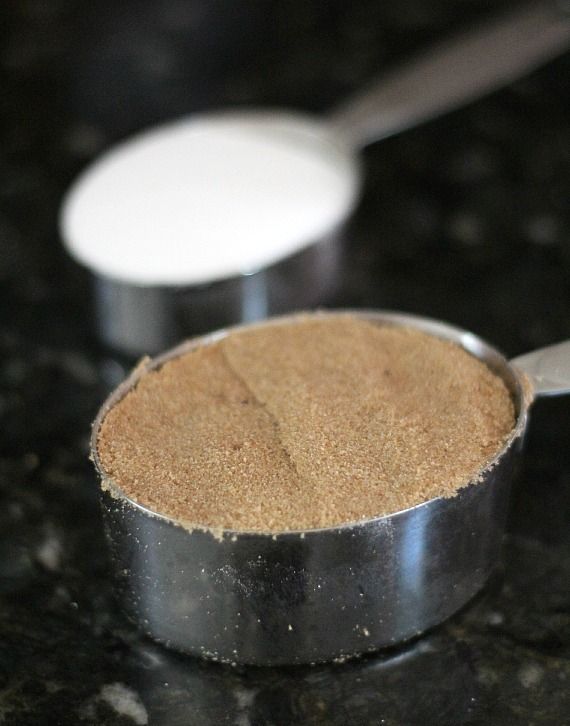 Brown sugar and white sugar in measuring cups