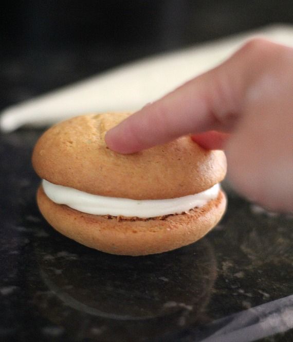 Key lime whoopie pie