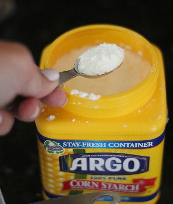 A container of Argo corn starch with a measuring scoop