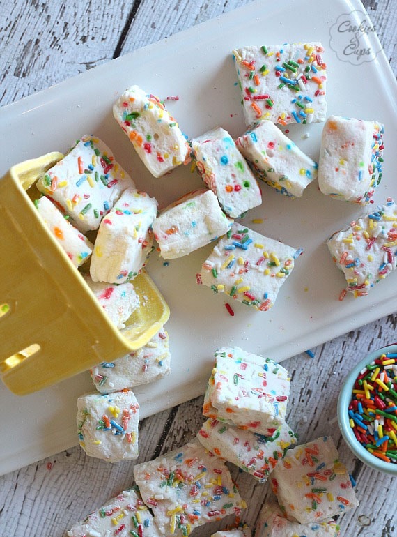 Cake Batter Marshmallows | Cookies and Cups