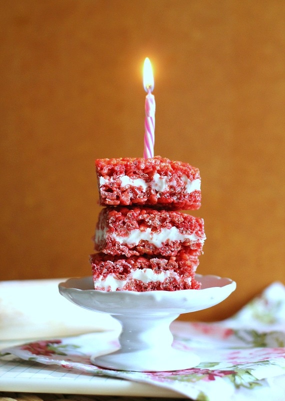 Red Velvet Krispie Treats | www.cookiesandcups.com