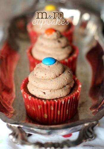 M&M Cupcakes ~ M&M Frosting on top of a delciouis MIlk Chocolate Cupcake! | www.cookiesandcups.com | #cupcakes #candy #frosting #M&M