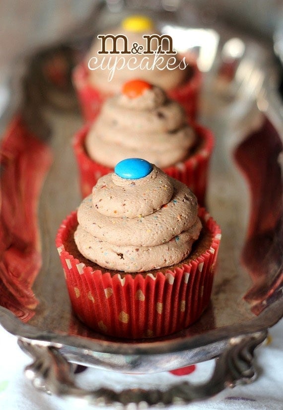 M&M Cupcakes ~ M&M Frosting on top of a delciouis MIlk Chocolate Cupcake! | www.cookiesandcups.com | #cupcakes #candy #frosting #M&M