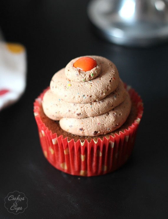 M&M Cupcakes ~ M&M Frosting on top of a delciouis MIlk Chocolate Cupcake! | www.cookiesandcups.com | #cupcakes #candy #frosting #M&M