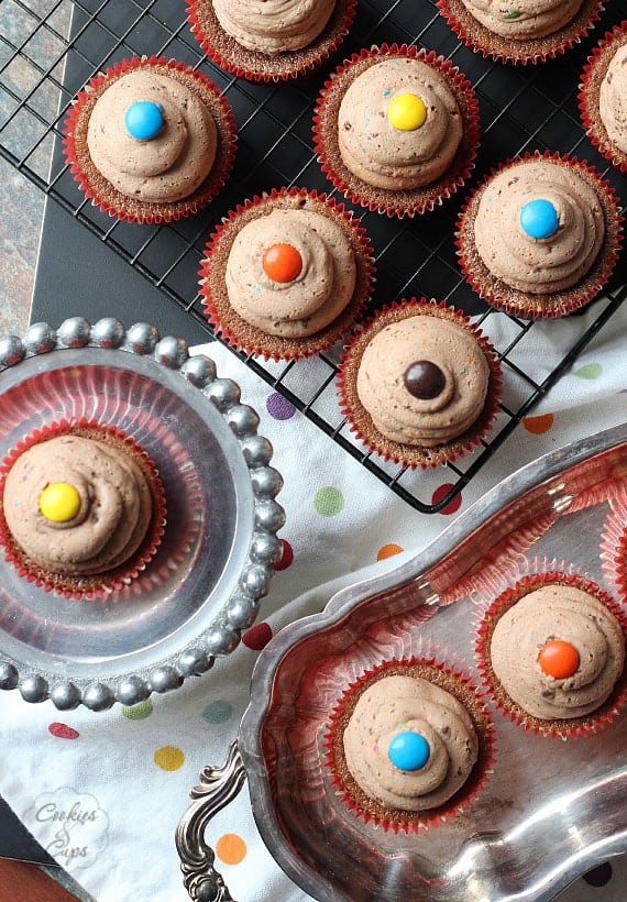 M&M Cupcakes ~ M&M Frosting on top of a delciouis MIlk Chocolate Cupcake! | www.cookiesandcups.com | #cupcakes #candy #frosting #M&M