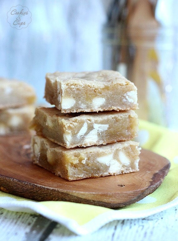 White Chocolate Lemon Blondies | www.cookiesandcups.com | #blondies #whitechocolate #lemon