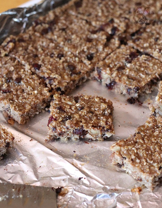 Banana Split Granola Bars | www.cookiesandcups.com | #banana #granola #recipe