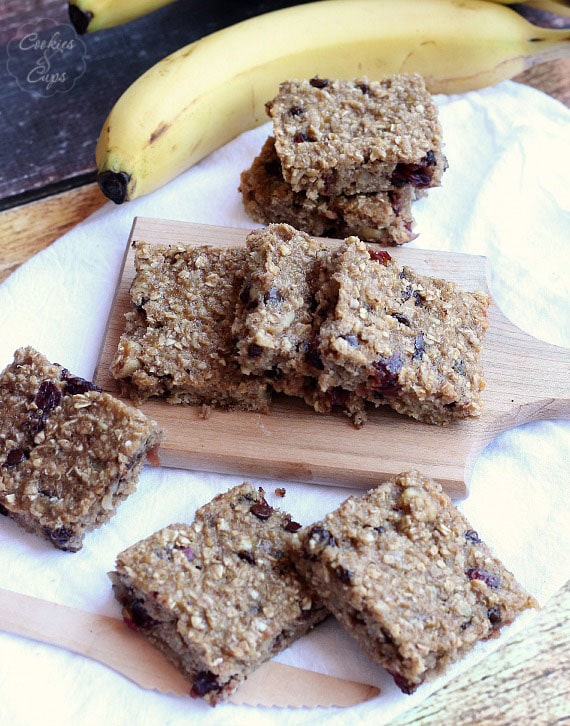 Banana Split Granola Bars | www.cookiesandcups.com | #banana #granola #recipe