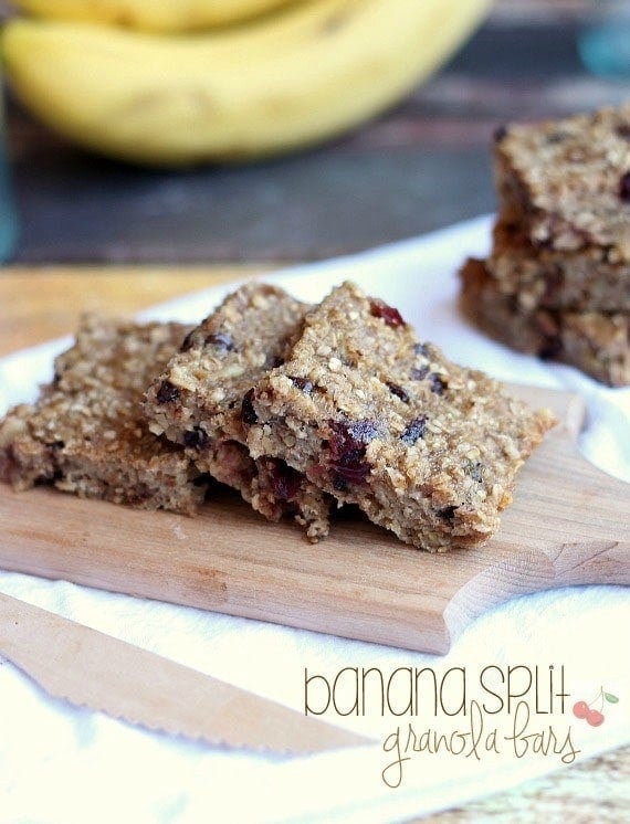 Banana Split Granola Bars | www.cookiesandcups.com | #banana #granola #recipe