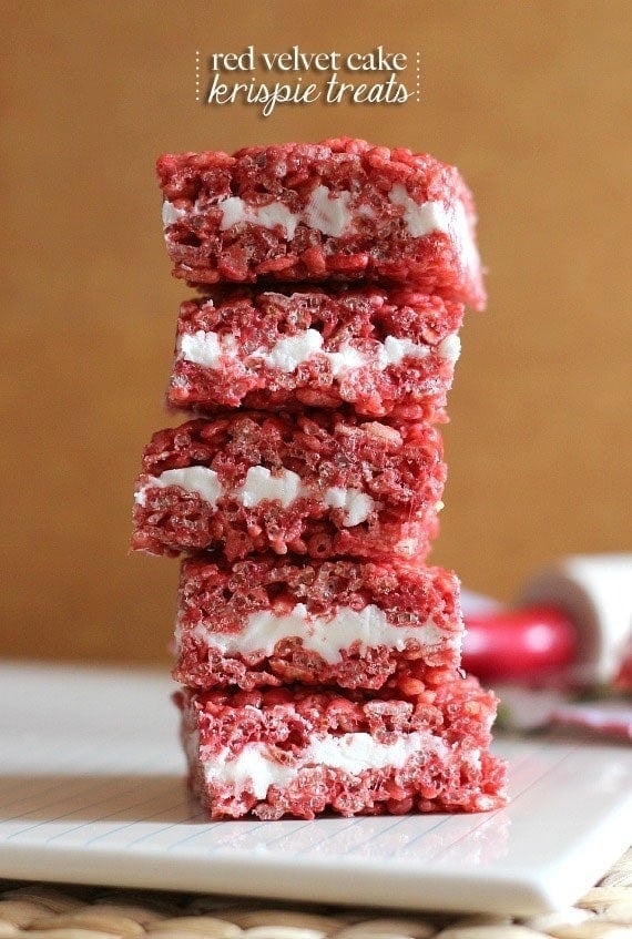 Red Velvet Krispie Treats | www.cookiesandcups.com