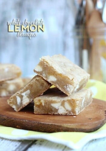 White Chocolate Lemon Blondies | www.cookiesandcups.com | #blondies #whitechocolate #lemon