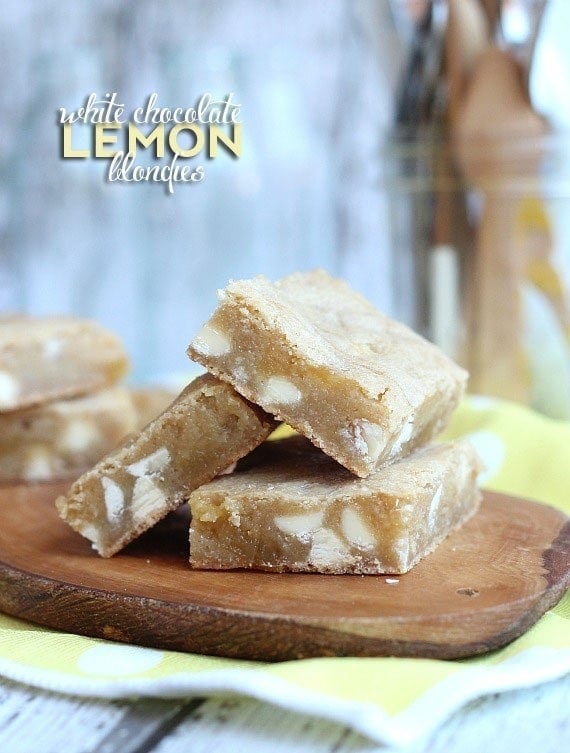 White Chocolate Lemon Blondies | www.cookiesandcups.com | #blondies #whitechocolate #lemon