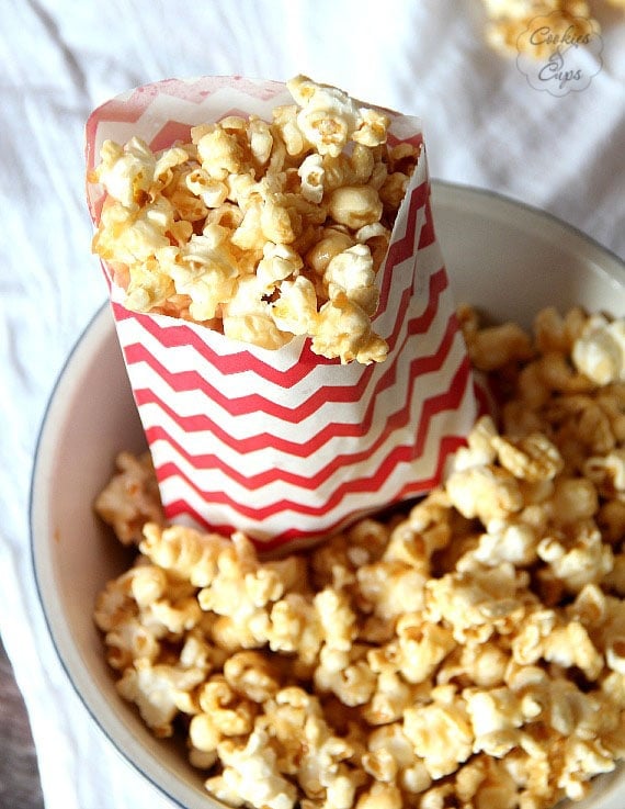 Salted Caramel Popcorn | www.cookiesandcups.com | #recipe #popcorn #saltedcaramel