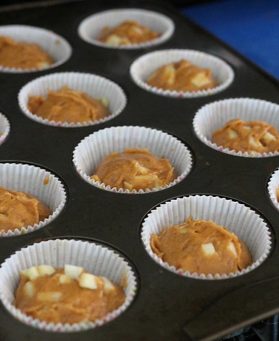 Pumpkin Apple Muffins | www.cookiesandcups.com