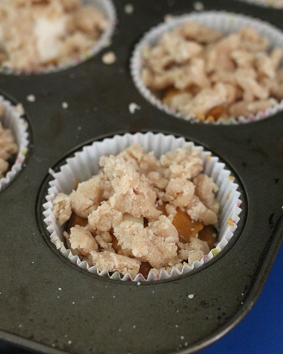 Pumpkin Apple Muffins | www.cookiesandcups.com