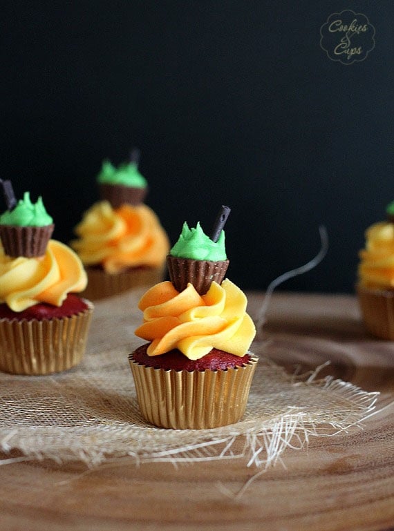 Halloween Cauldron Cupcakes | www.cookiesandcups.com