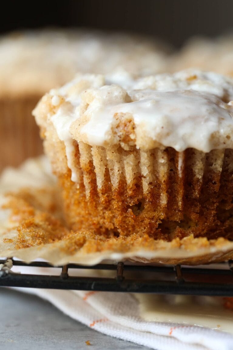 Feche de um muffin de maçã de abóbora com esmalte.