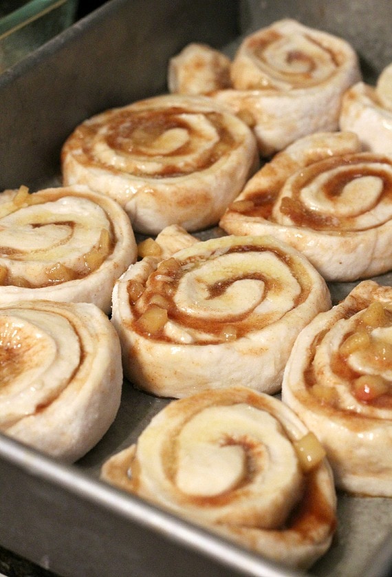 Caramel Apple Cinnamon Rolls | www.cookiesandcups.com