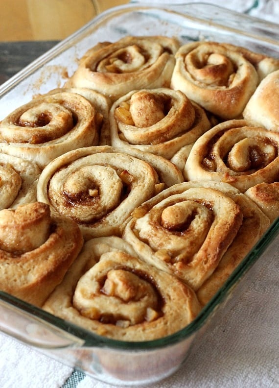 Caramel Apple Cinnamon Rolls | www.cookiesandcups.com