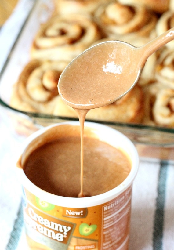 Caramel Apple Cinnamon Rolls | www.cookiesandcups.com