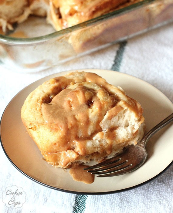 Caramel Apple Cinnamon Rolls | www.cookiesandcups.com