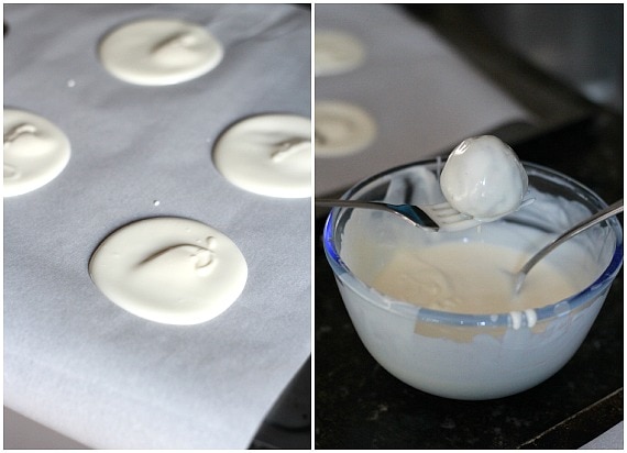 Melting Snowman OREO Cookie Ball Truffle. Such a cute and easy holiday treat that the kids will love to help with! www.cookiesandcups.com