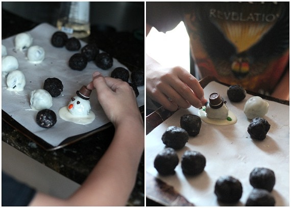 Melting Snowman OREO Cookie Ball Truffle. Such a cute and easy holiday treat that the kids will love to help with! www.cookiesandcups.com