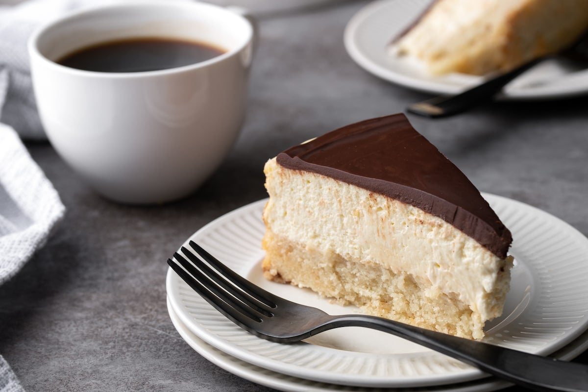 Boston Cream Pie Cheesecake [cookiesandcups.com]