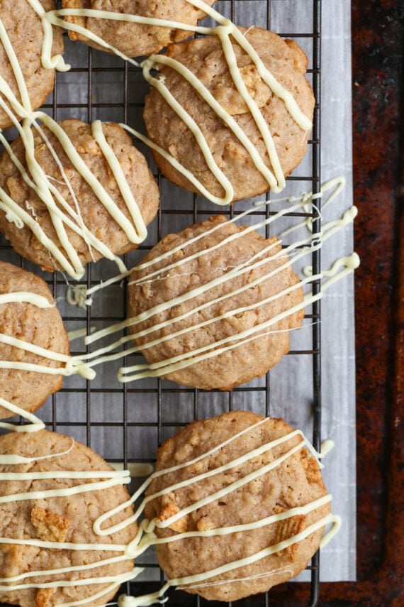 cinnamon cookies drizzled with white chocolate from above