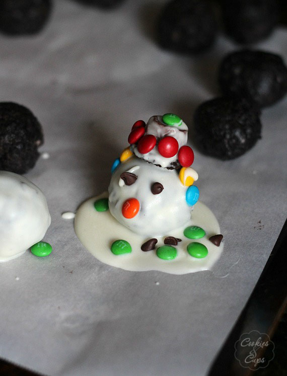 Melting Snowman OREO Cookie Ball Truffle. Such a cute and easy holiday treat that the kids will love to help with! www.cookiesandcups.com