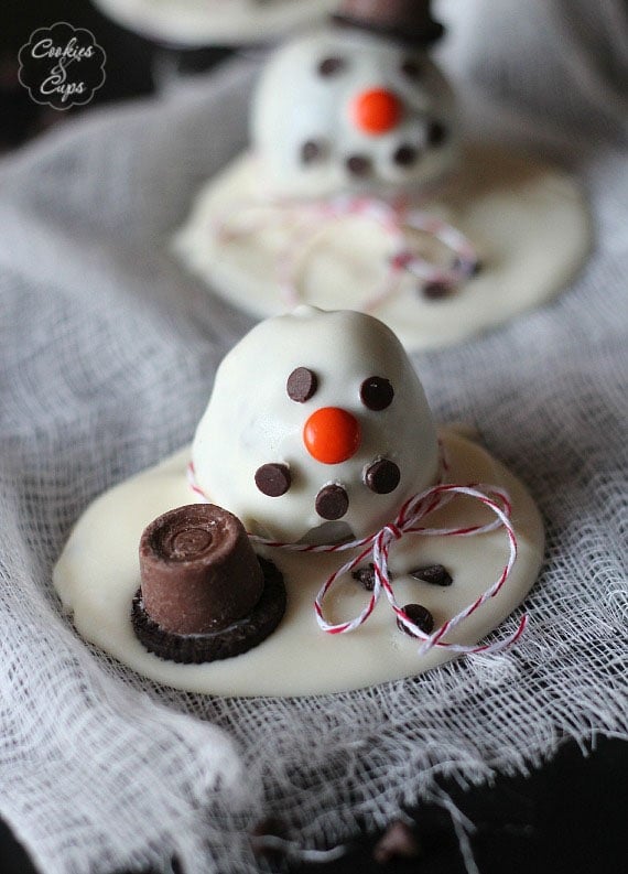 Melting Snowman OREO Cookie Ball Truffle. Such a cute and easy holiday treat that the kids will love to help with! www.cookiesandcups.com