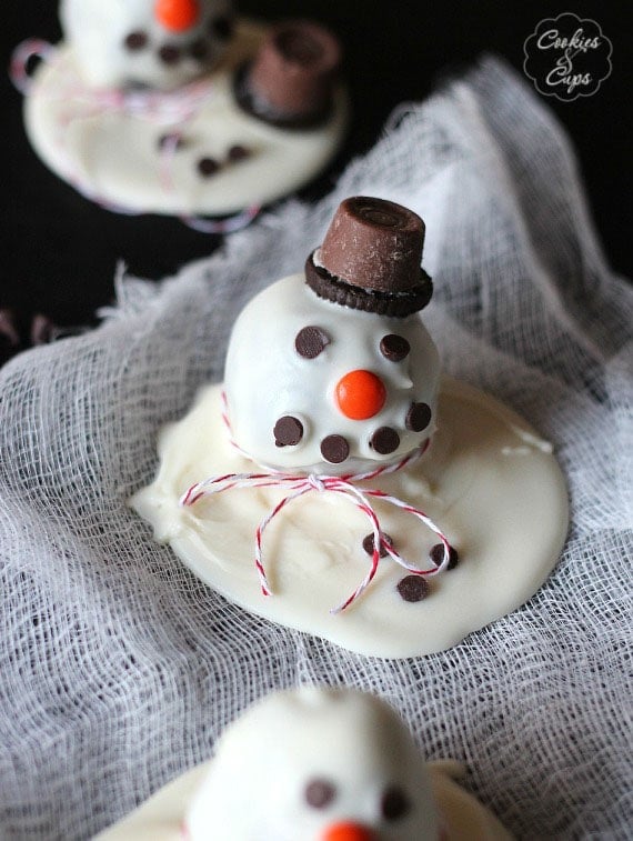 Melting Snowman OREO Cookie Ball Truffle. Such a cute and easy holiday treat that the kids will love to help with! www.cookiesandcups.com