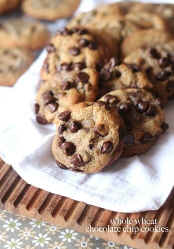 Whole Wheat Chocolate Chip Cookies | www.cookiesandcups.com
