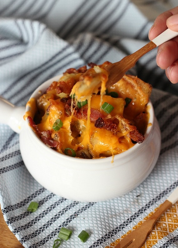 Cheesy Bacon Ranch Potatoes | www.cookiesandcups.com