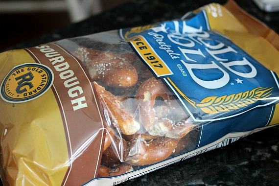 Stinky Pretzels | www.cookiesandcups.com | #pretzels #recipe #snack