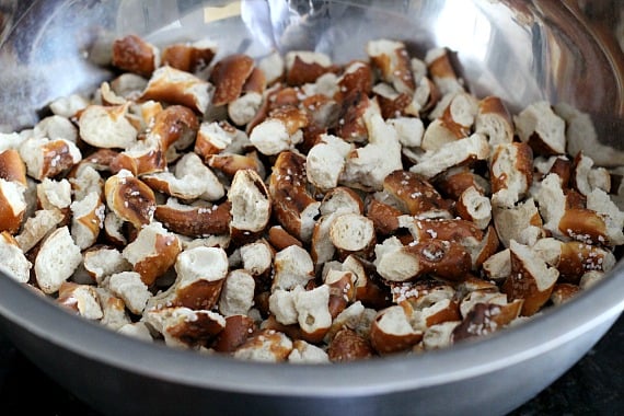 Stinky Pretzels | www.cookiesandcups.com | #pretzels #recipe #snack